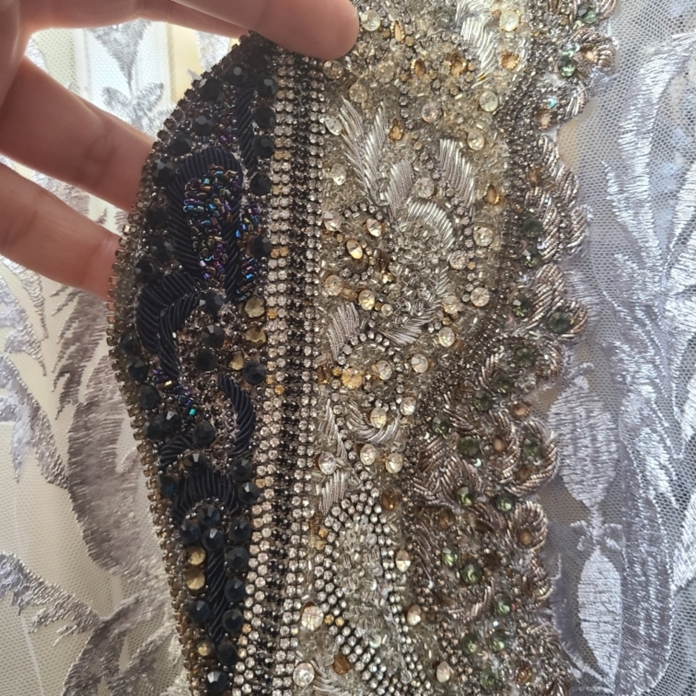Elegant Embellished Cape in Gold and Black - Picture 5 of 8